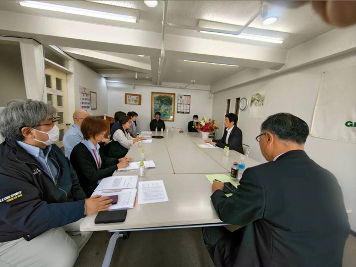 小林鷹之自民党政調会長に介護現場の視察